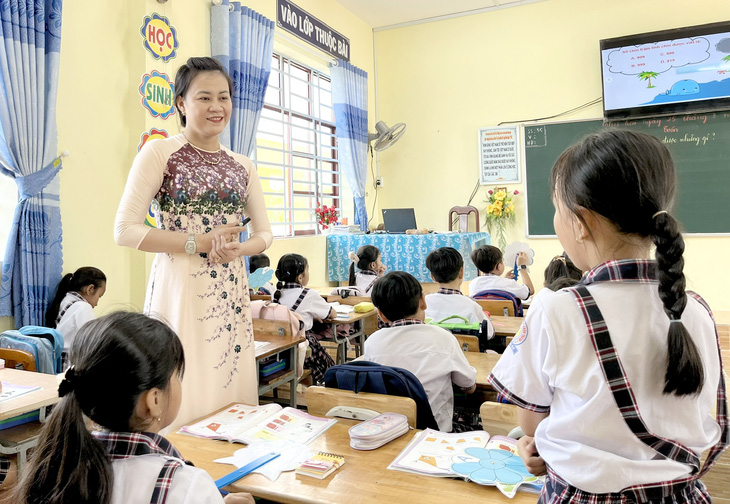 Cô Thái Thị Tố Loan với học sinh Trường tiểu học thị trấn Châu Thành A - Ảnh: L. NGỌC