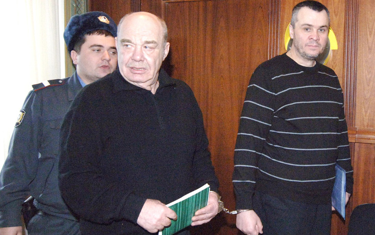 Cảnh sát áp giải trùm tội phạm Semion Mogilevich (trái) và Vladimir Nekrasov tới  tòa tại Matxcơva vào tháng 9-2009 - Ảnh: TASS