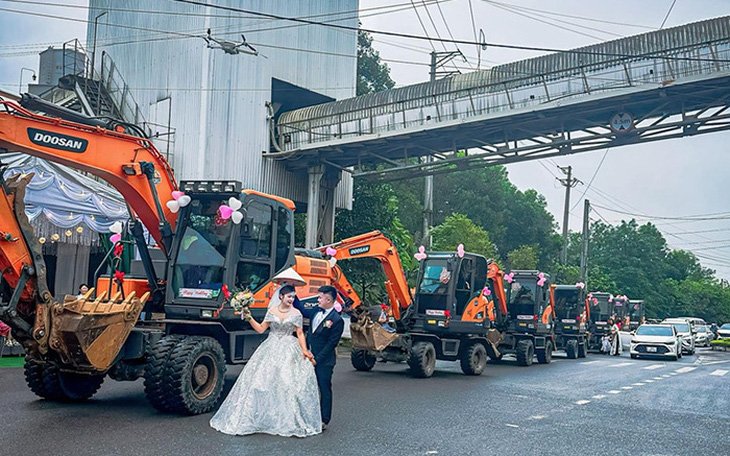 Độc lạ Thái Nguyên: Chú rể dẫn cả dàn máy xúc đi đón dâu