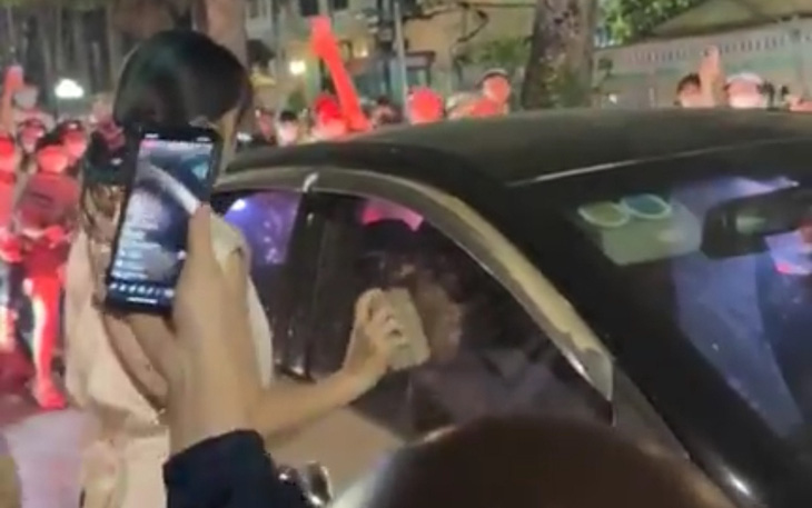 Người phụ nữ nghi đánh ghen, dùng gạch đập ô tô trên phố Hà Nội