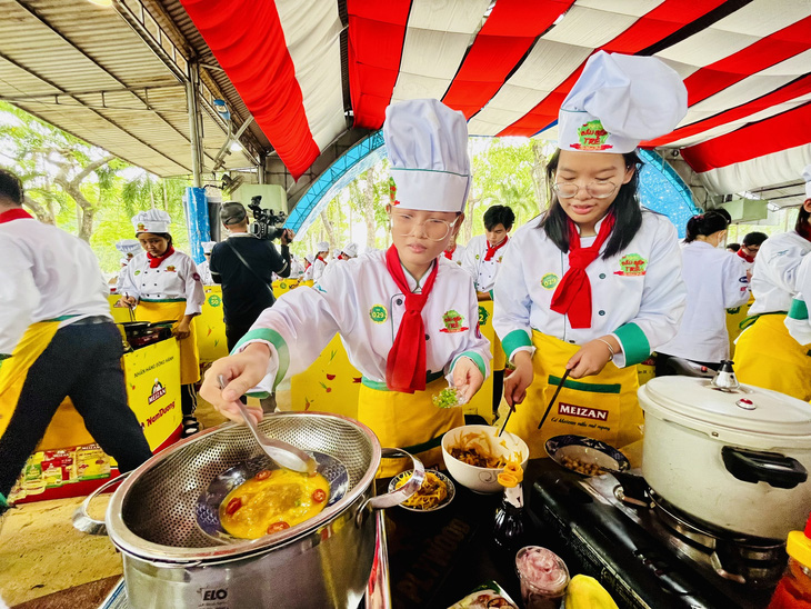 Đội thi Trường THPT Nguyễn Huệ chọn thực hiện ba món: mắm chưng, bò kho, canh xà lách xoong - Ảnh: MỸ DUNG