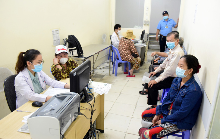 Bệnh nhân đăng ký khám bệnh có bảo hiểm y tế tại Bệnh viện Đa khoa khu vực Thủ Đức - Ảnh: DUYÊN PHAN