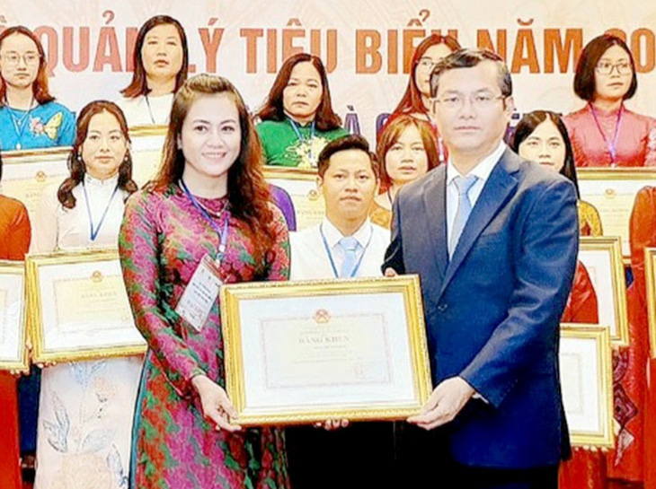 Cô Thái Thị Tố Loan nhận bằng khen Nhà giáo tiêu biểu của Bộ GD-ĐT - Ảnh: NVCC