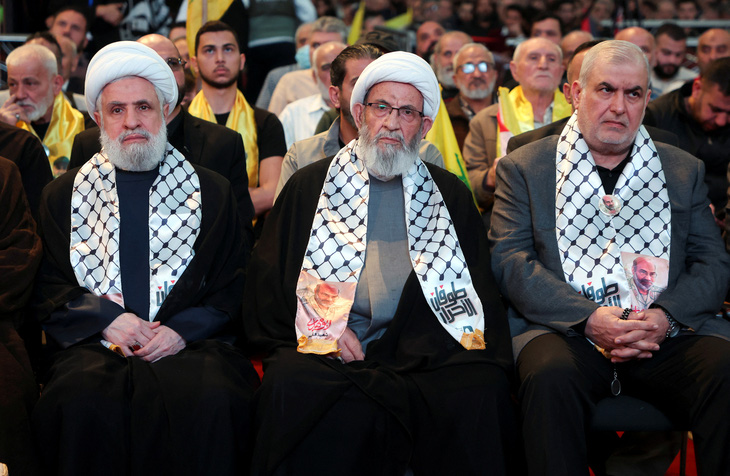 Các quan chức Hezbollah chờ phát biểu qua truyền hình của lãnh đạo Hezbollah ở Lebanon, ông Sayyed Hassan Nasrallah - Ảnh: REUTERS