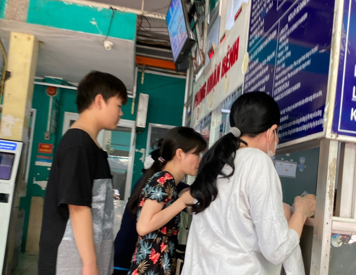 Bệnh nhân đăng ký khám bệnh tại Bệnh viện quận Phú Nhuận, TP.HCM - Ảnh: TỰ TRUNG