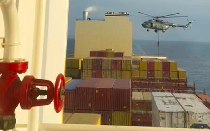 Ảnh chụp từ đoạn video do một quan chức quốc phòng Trung Đông cung cấp, cho thấy một cuộc tấn công bằng trực thăng nhắm vào một tàu gần eo biển Hormuz vào ngày 13-4 - Ảnh chụp màn hình The Times of Israel