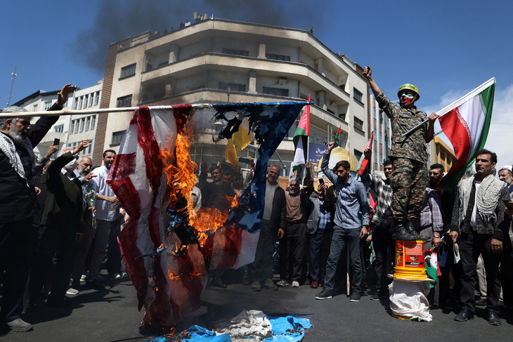Cuộc biểu tình ở Tehran (Iran) ngày 5-4 phản ứng trước thông tin tòa nhà ngoại giao Iran bị tấn công ở Damascus (Syria) - Ảnh: REUTERS 