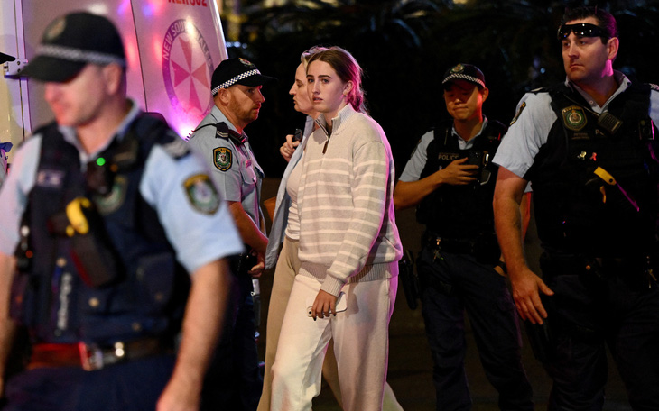 Nữ cảnh sát bắn hạ kẻ đâm dao chết 6 người ở trung tâm thương mại Úc