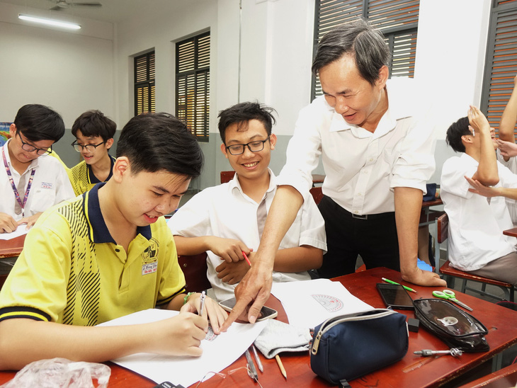Học sinh Nguyễn Tấn Đức học sinh lớp 1CTIN Trường THPT chuyên Lê Hồng Phong Q5, TPHCM trong giờ học vẽ kỹ thuật . Ảnh: NHƯ HÙNG
