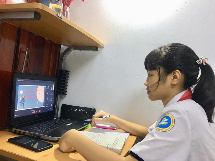 Học sinh Châu Tường Vy (Trường THCS Đặng Trần Côn, quận Tân Phú, TPHCM) trong giờ học trực tuyến gia đoạn dịch COVID-19  Ảnh: NHƯ HÙNG