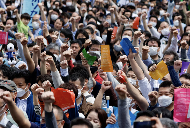 Liên đoàn Công đoàn Nhật Bản (Rengo) biểu tình yêu cầu lương cao và cải thiện điều kiện làm việc tại thành phố Tokyo vào ngày 29-4-2023 - Ảnh: REUTERS
