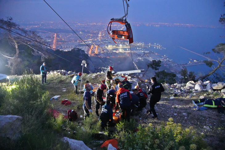 Các thành viên Cơ quan Quản lý thảm họa Thổ Nhĩ Kỳ tham gia hoạt động cứu hộ, sau khi một toa cáp treo va chạm với cột trụ ở Antalya, Thổ Nhĩ Kỳ hôm 12-4 - Ảnh: REUTERS