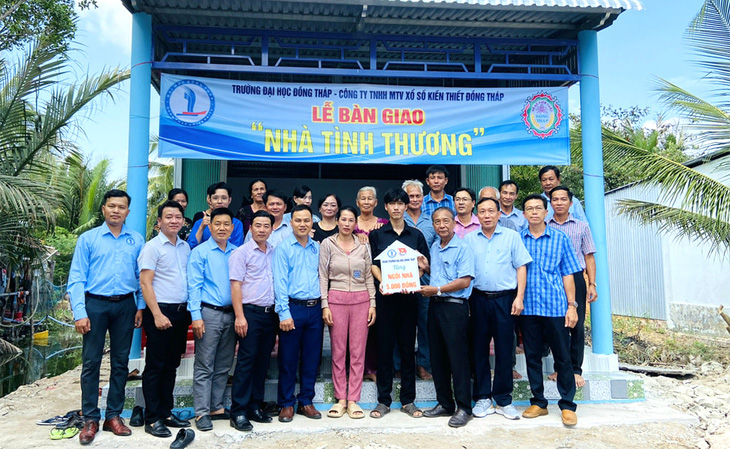 “Ngôi nhà 5.000 đồng” được tặng cho gia đình sinh viên Phạm Thanh Bưởi trước Tết Nguyên đán - Ảnh: D.THU