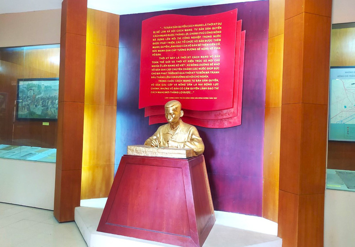 Bức tượng cố Tổng bí thư Trần Phú tại khu lưu niệm ở xã Tùng Ảnh, huyện Đức Thọ - Ảnh: LÊ MINH