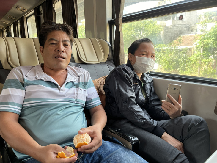 Anh Nguyễn Thành Tâm (39 tuổi, trú Trà Vinh) và vợ được trung chuyển bằng xe khách từ ga Giã đến ga Tuy Hòa - Ảnh: NGUYỄN HOÀNG