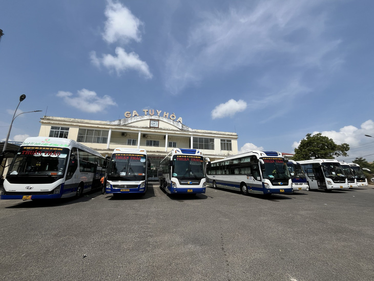 Xe khách được bố trí tại ga Tuy Hòa để trung chuyển hành khách từ ga này đến ga Giã và ngược lại - Ảnh: NGUYỄN HOÀNG
