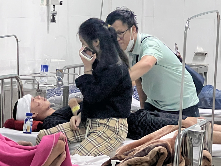 Một nạn nhân trong vụ tai nạn xe khách đang được điều trị tại Bệnh viện Đa khoa tỉnh Kon Tum - Ảnh: NGỌC LÂM 
