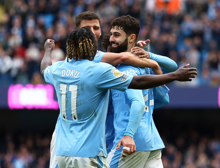 Niềm vui của các cầu thủ Man City sau khi ghi bàn vào lưới Luton - Ảnh: REUTERS
