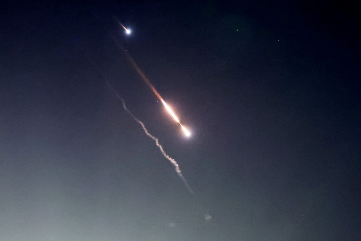 Các vệt sáng trên bầu trời Jerusalem sau khi Iran phóng loạt tên lửa và drone về phía Israel vào rạng sáng 14-4 - Ảnh: REUTERS