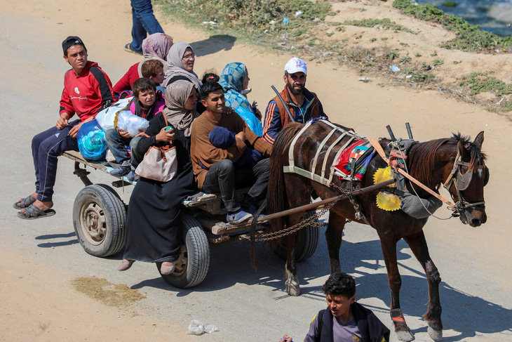 Những người Palestine phải di tản do cuộc tấn công quân sự của Israel vào phía nam dải Gaza tìm đường trở về nhà của họ ở phía bắc, ngày 14-4 - Ảnh: REUTERS