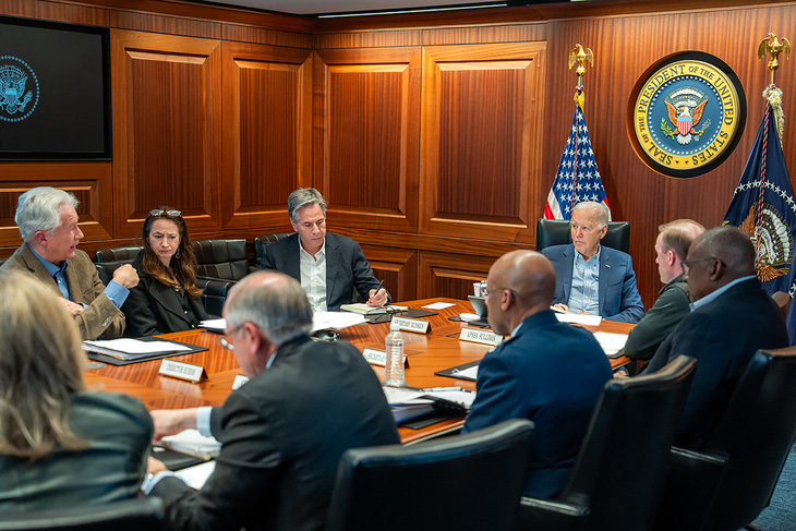 Hình ảnh do Nhà Trắng cung cấp ngày 13-4 cho thấy Tổng thống Joe Biden đang họp với nhóm an ninh quốc gia ở thủ đô Washington D.C sau khi Iran tấn công Israel - Ảnh: AFP