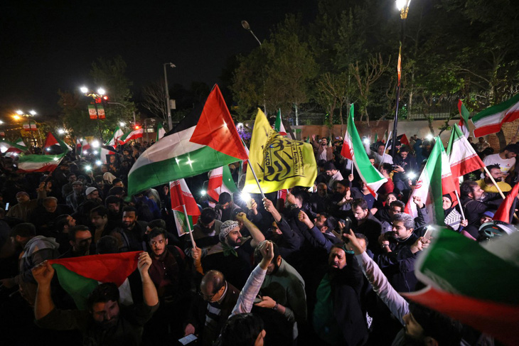 Người dân Iran xuống đường "ăn mừng" sau khi Tehran không kích Israel nhằm trả đũa vụ Lãnh sự quán Iran ở Syria bị tấn công - Ảnh: AFP