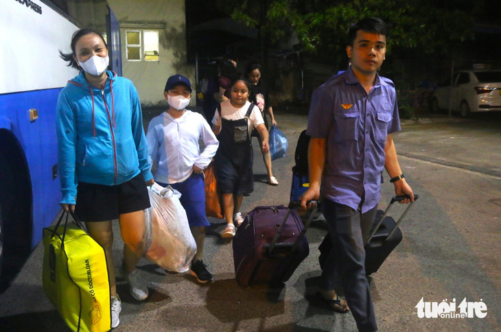 Nhân viên ga Tuy Hòa đưa hành lý của hành khác ra xe trung chuyển vào khuya 13-4 - Ảnh: NGUYỄN HOÀNG