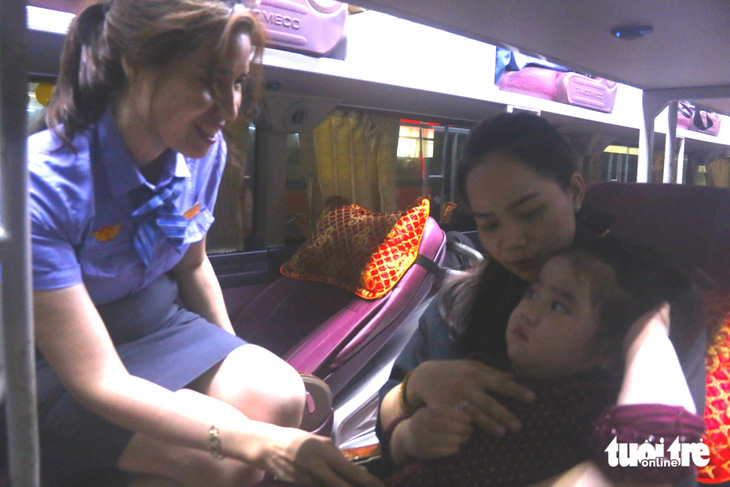 Chị Lê Thị Hồng Thủy (49 tuổi, nhân viên ga Tuy Hòa) đang hỏi thăm và dặn dò các hành khách trên ô tô trung chuyển từ ga Tuy Hòa đến ga Giã - Ảnh: NGUYỄN HOÀNG