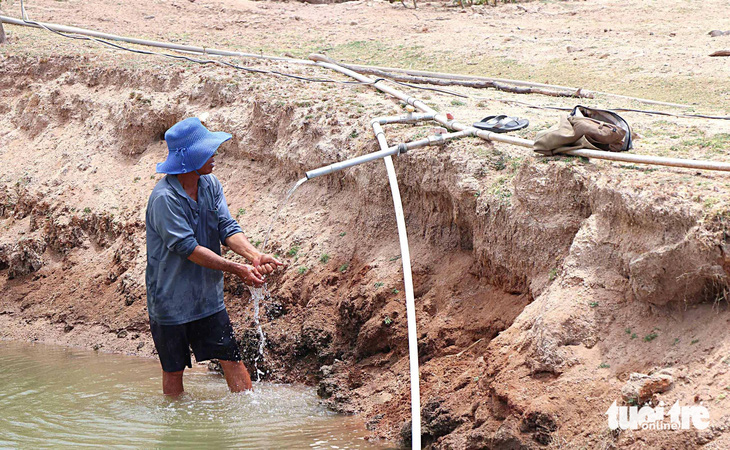 Người dân ở khu vực hồ Ông Kinh (huyện Ninh Hải, Ninh Thuận) chắt chiu từng giọt nước trong thời điểm nắng nóng gay gắt - Ảnh: DUY NGỌC