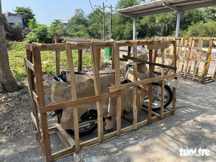 Xe máy và nhiều hàng hóa tại ga Tuy Hòa đã được đóng kiện nhưng chưa thể chuyển ra Hà Nội cho khách hàng vì sự cố sạt hầm Bãi Gió - Ảnh: NGUYỄN HOÀNG