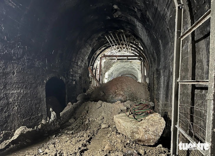 Đơn vị thi công cho biết từ chiều 13-4 đến sáng nay, tình trạng sạt lở tại hầm đường sắt Bãi Gió tiếp tục xảy ra với khối lượng đất đá sạt lở khoảng 150m3. Hiện lượng đất đá trong hầm là khoảng 200m3 - Ảnh: NGUYỄN HOÀNG