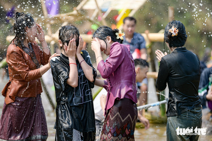 Mừng Tết té nước của người Lào ở Điện Biên- Ảnh 6.
