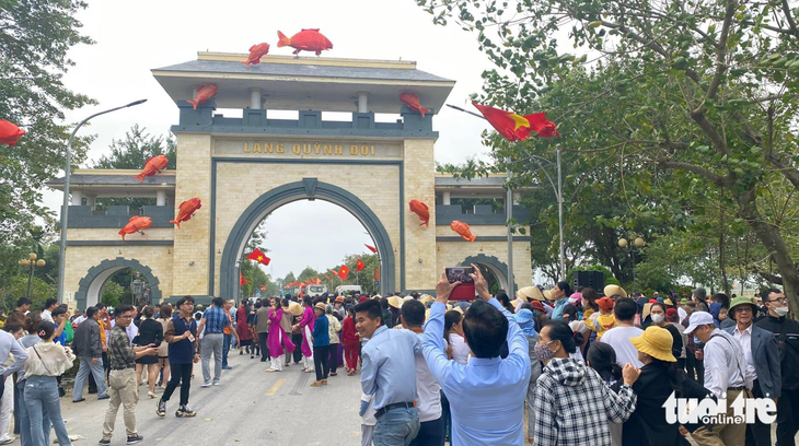 Người dân và du khách về làng Quỳnh Đôi, huyện Quỳnh Lưu, Nghệ An trong tour du lịch về làng Cá Gỗ - Ảnh: DOÃN HÒA