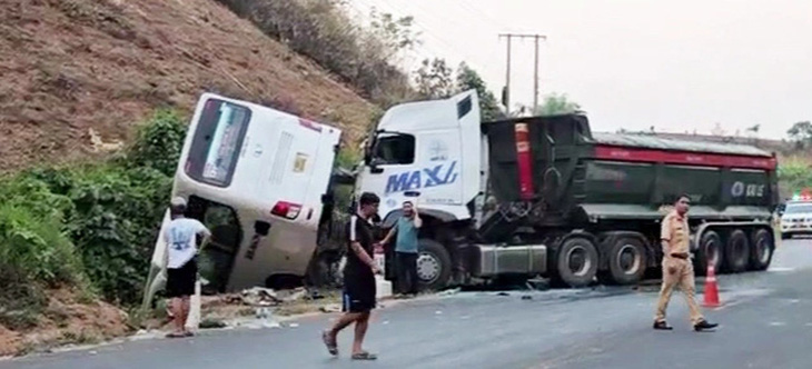 Vụ tai nạn xe chở đoàn cán bộ Cục Quản lý thị trường TP.HCM tại Kon Tum chiều 13-4 - Ảnh: T.L 