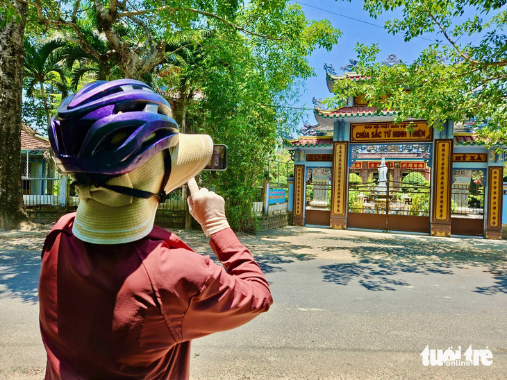 Chùa chiền, đình làng dọc cung đường đạp xe của du khách - Ảnh: MINH CHIẾN