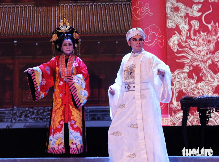 Nghệ sĩ Kim Tiểu Long (bên phải) vai vua Minh Mạng và NSND Thoại Miêu trong vở cải lương Vương quyền - Ảnh: LINH ĐOAN
