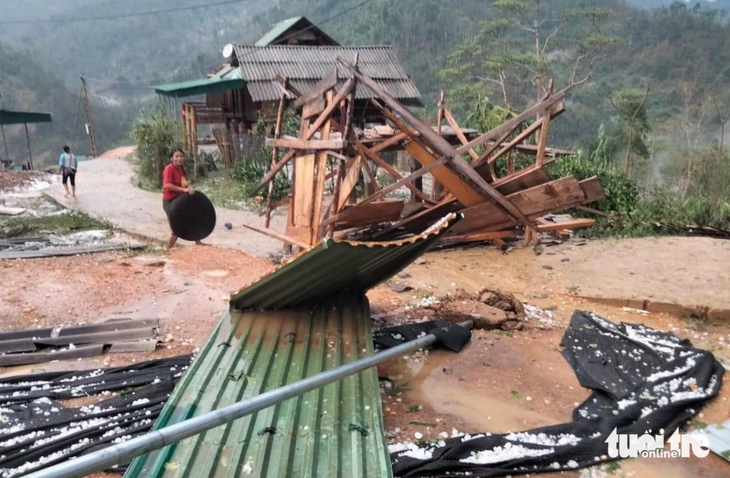 Mưa đá kèm dông lốc gây thiệt hại nặng cho người dân huyện miền núi Kỳ Sơn, Nghệ An - Ảnh: TÂM PHẠM