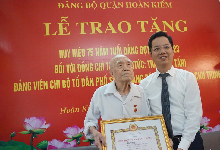 Ông Vũ Đăng Định - bí thư Quận ủy Hoàn Kiếm - trao huy hiệu 75 năm tuổi Đảng cho nhà báo Thái Duy - Ảnh: T.ĐIỂU