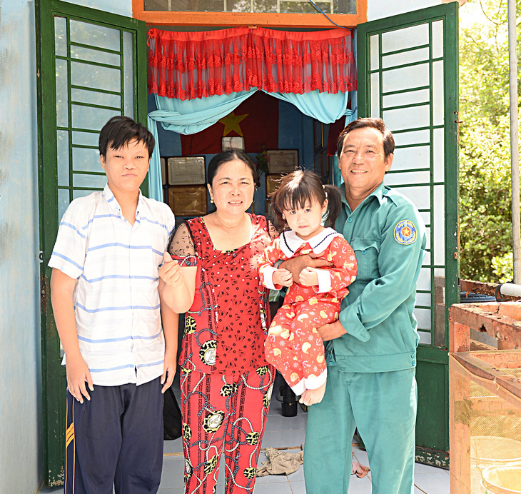 Vợ chồng anh Tùng và con trai út (thế hệ thứ ba) vừa được tách hộ nhận khoán rừng độc lập