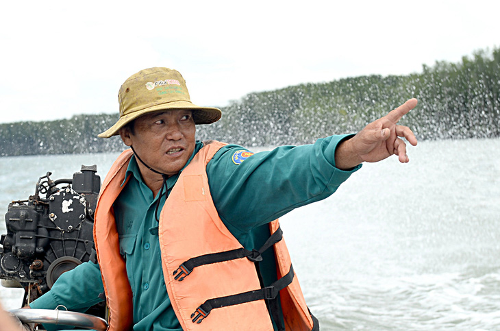 Anh Trần Minh Tùng, đội trưởng phân khu 3 tuần tra canh giữ rừng phòng hộ