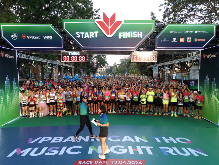 Giải chạy bộ VPBank Cần Thơ Music Night Run 2024 để xảy ra sự cố VĐV phải chạy 'đua' với ô tô, xe máy trên một số tuyến đường gây nguy hiểm - Ảnh: T.A