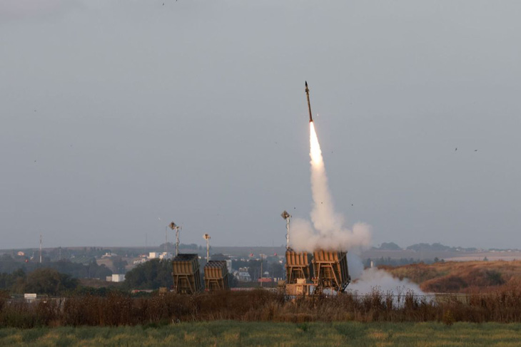 Tên lửa phóng từ hệ thống Vòm Sắt của Israel để đánh chặn rocket phóng từ Dải Gaza vào tháng 5-2023 - Ảnh: AFP