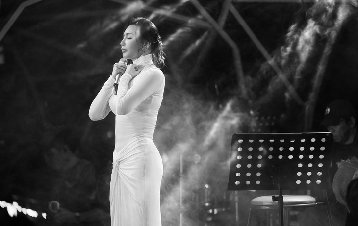 Hồ Quỳnh Hương xúc động trước tình cảm nồng nhiệt mà khán giả dành cho cô sau một khoảng thời gian dài rời xa ánh đèn sân khấu 