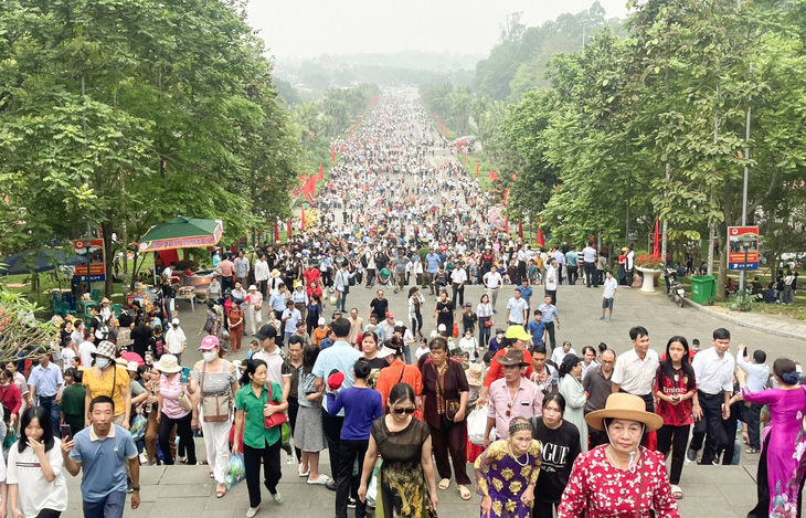 Năm nay tỉnh Phú Thọ ước tính đón trên 1 triệu du khách về dâng hương kính Tổ - Ảnh: TRƯỜNG QUÂN