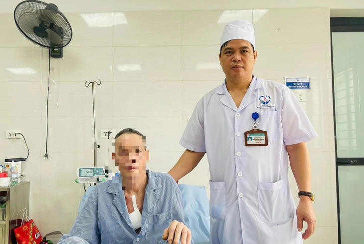 Bệnh nhân V. và bác sĩ Nguyễn Văn Nam, trưởng khoa ngoại lồng ngực - chỉnh hình - bỏng, trong ngày xuất viện - Ảnh: Bệnh viện Đa khoa tỉnh Bắc Giang