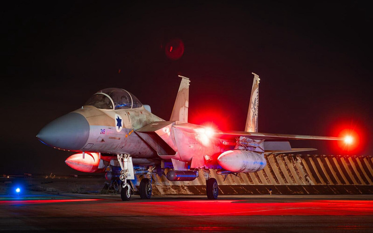Không quân Israel công bố hình ảnh chiến đấu cơ F-15 của nước này về căn cứ an toàn sau khi tham gia bắn hạ drone và tên lửa Iran - Ảnh: Quân đội Israel