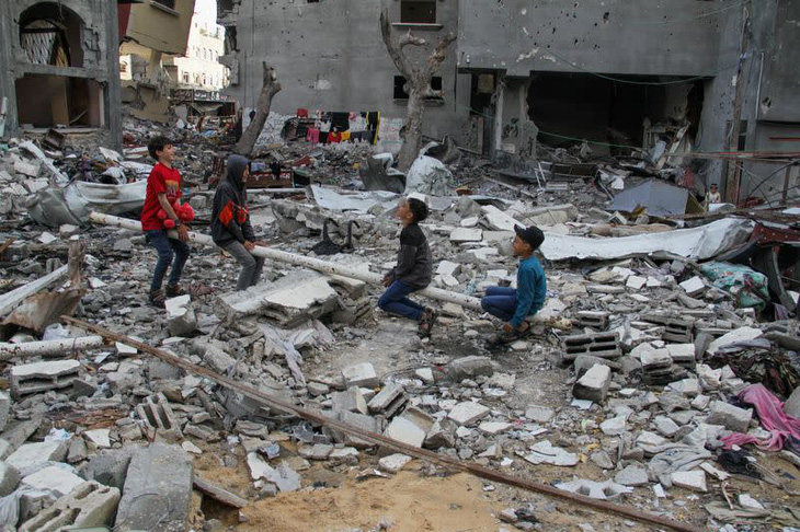 Giữa đống đổ nát tan hoang và nạn đói đang bủa vây, những đứa trẻ ở Gaza chỉ còn một vài niềm vui nho nhỏ với nhau như bên chiếc bập bênh tự chế này - Ảnh: REUTERS