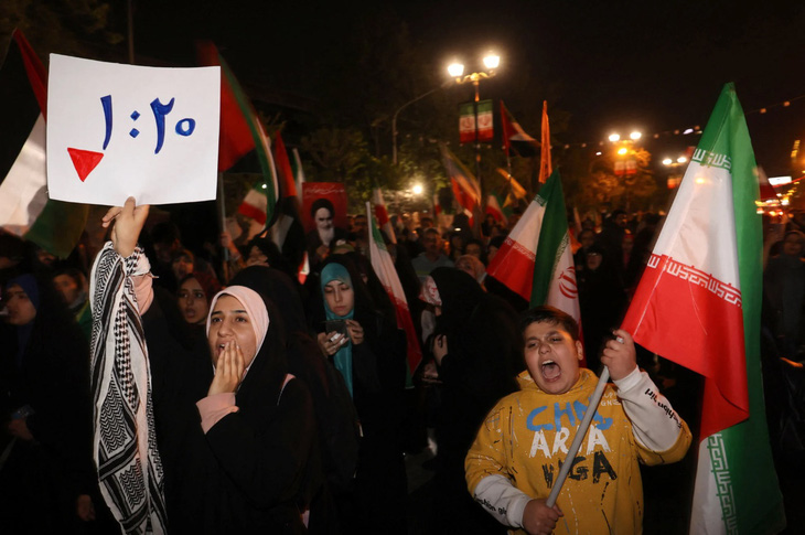 Người biểu tình Iran tập trung trước Đại sứ quán Anh ở Tehran, Iran ngày 14-4 - Ảnh: WANA/REUTERS