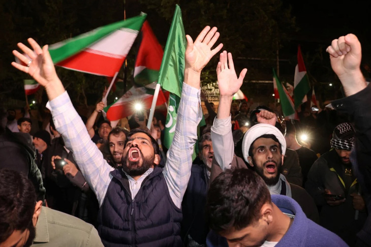 Hàng nghìn người Iran xuống đường ủng hộ cuộc đáp trả của Iran nhằm vào Israel ngày 14-4 - Ảnh: WANA/REUTERS