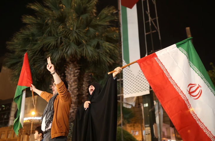 Tuy có nhiều ý kiến khác nhau nhưng hầu hết người dân Iran đều cho rằng hành động đáp trả của Iran nhằm vào Israel là chính đáng và cần thiết - Ảnh: REUTERS